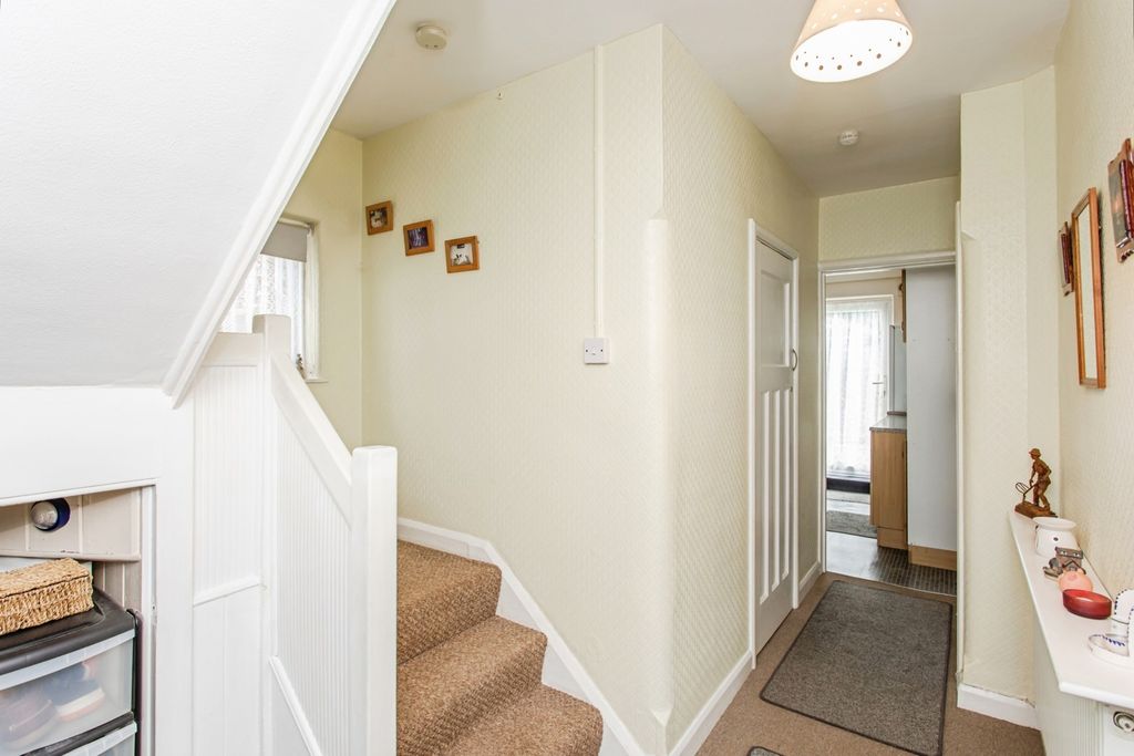 Property photo 2 of 17 Entrance Hall