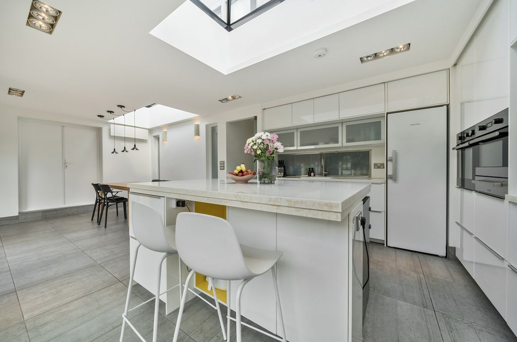 Property photo 2 of 23 1347607-10-68Baeb...