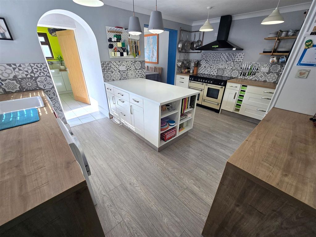 Property photo 3 of 16 Kitchen/Breakfast Room