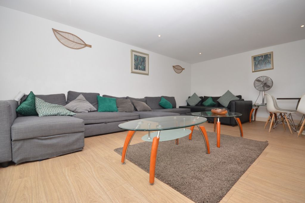Property photo 1 of 12 3 Double Bedroom Apartment To Rent