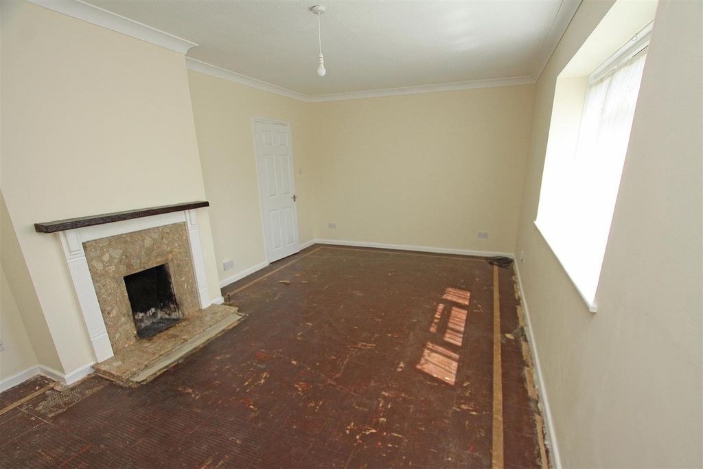 Property photo 3 of 14 Living B.Jpg