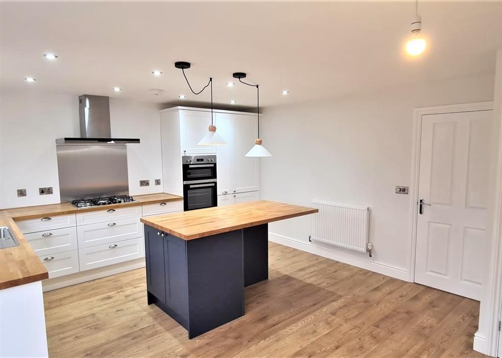 Property photo 1 of 9 Kitchen