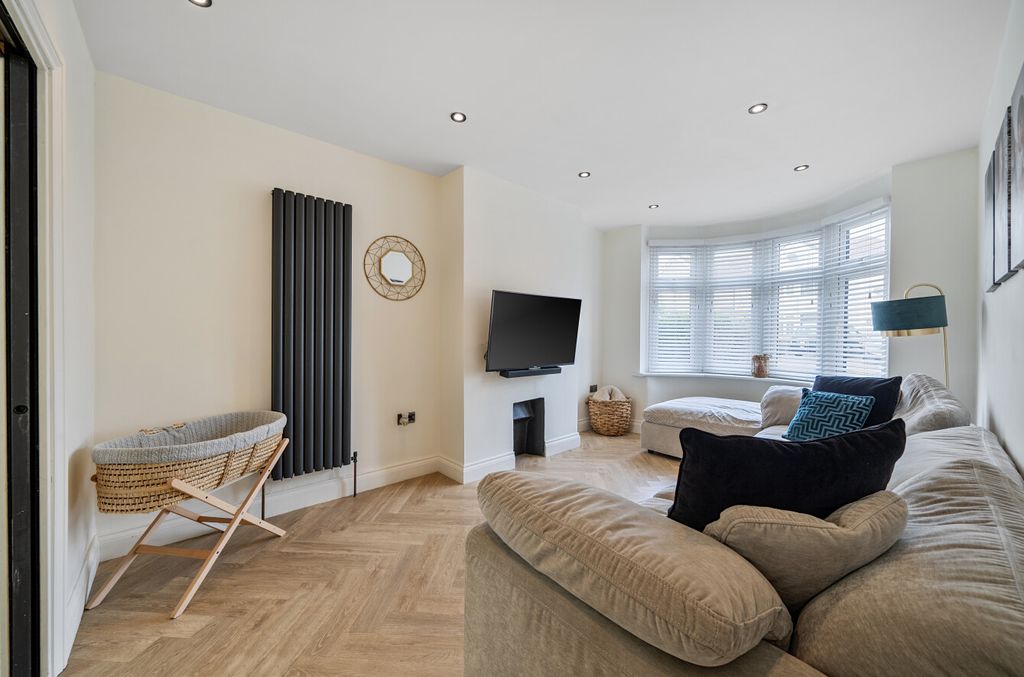 Property photo 2 of 14 Lounge3