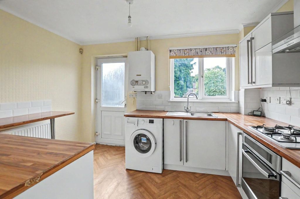 Property photo 3 of 12 Kitchen