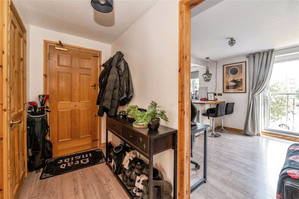 Property photo 3 of 18 Entrance Hall