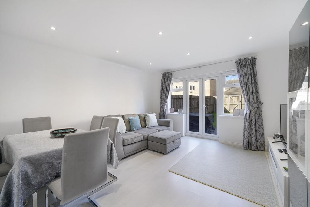 Property photo 2 of 17 Living Room