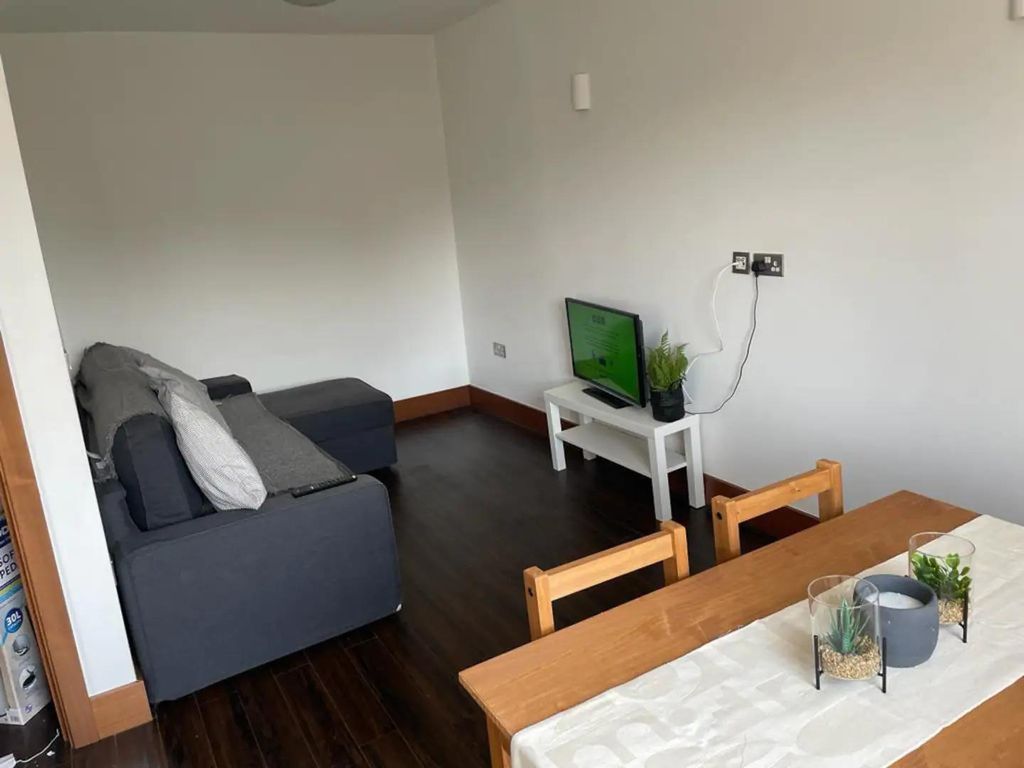 Property photo 2 of 7 Baae94De-3327-4Bef-8758-9Cb29d861d11.Jpg