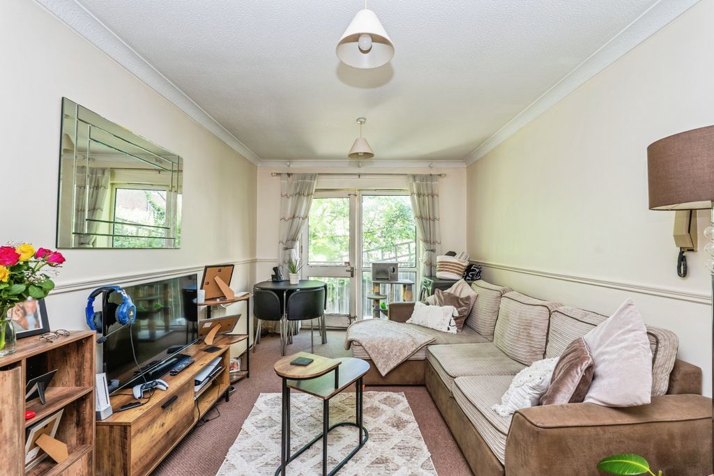 Property photo 2 of 15 Lounge