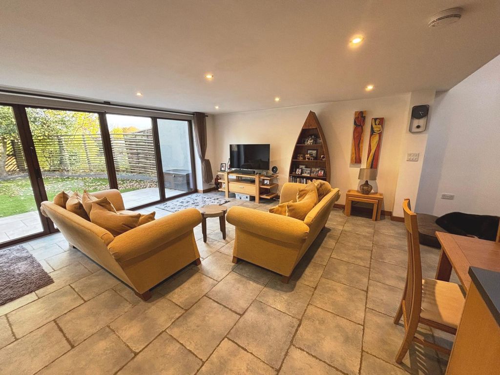 Property photo 3 of 11 Photo 11