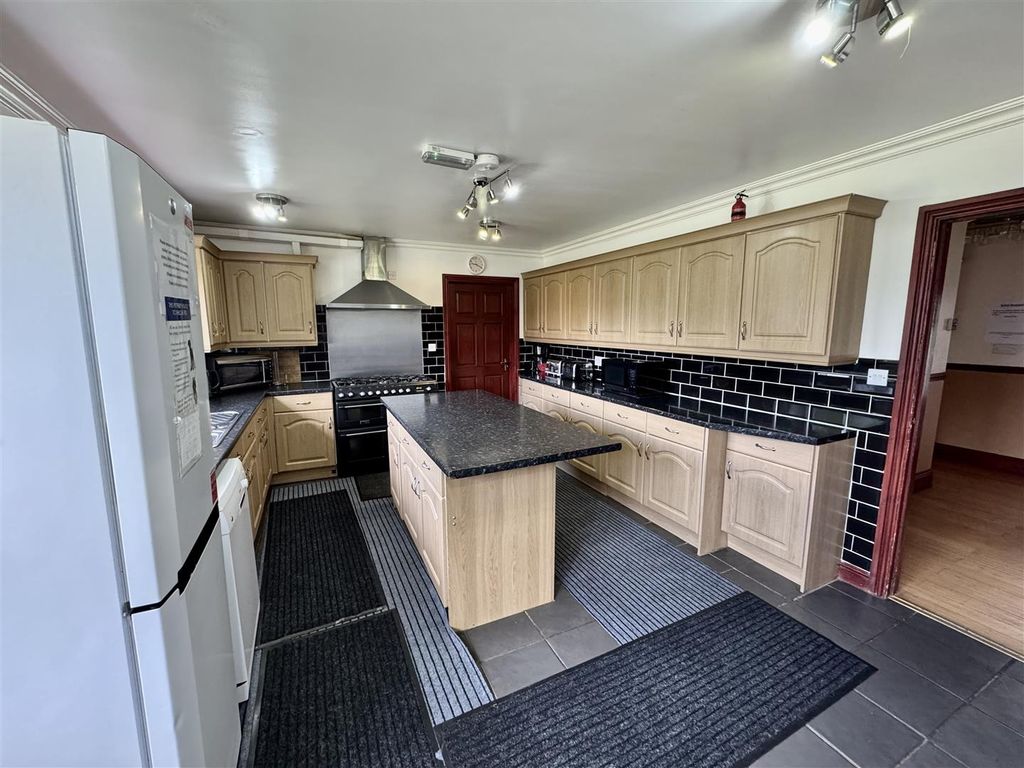 Property photo 3 of 30 Kitchen