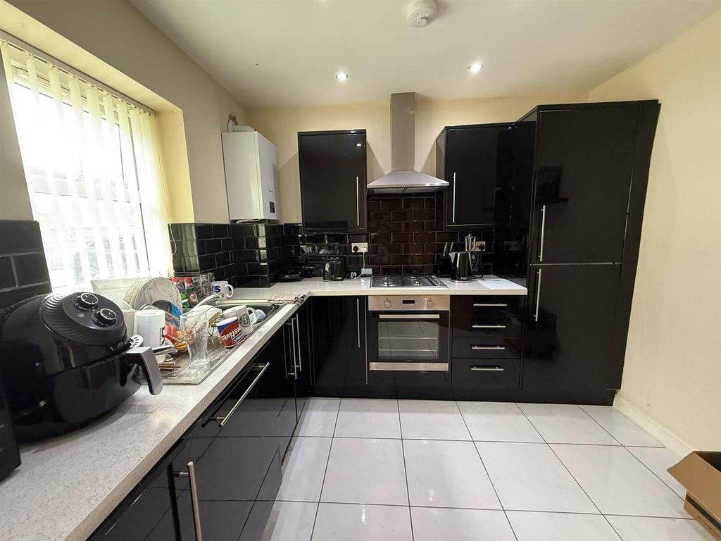 Property photo 2 of 8 Kitchen