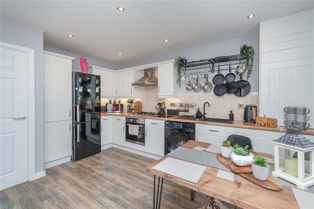 Property photo 2 of 9 Kitchen/Dining Area
