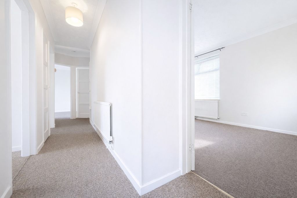 Property photo 2 of 8 Entrance Hall