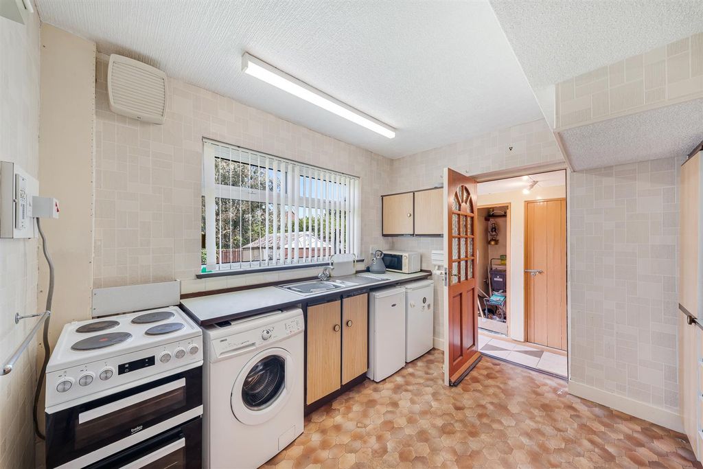 Property photo 3 of 19 112 Cross Lane-15.Jpg