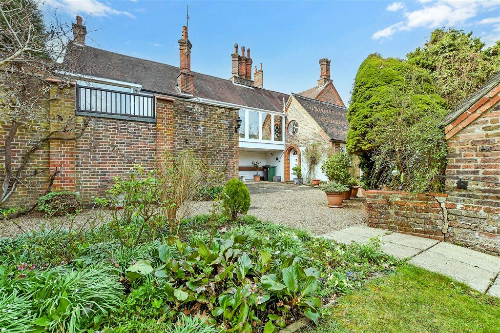 Property photo 2 of 24 Front Garden