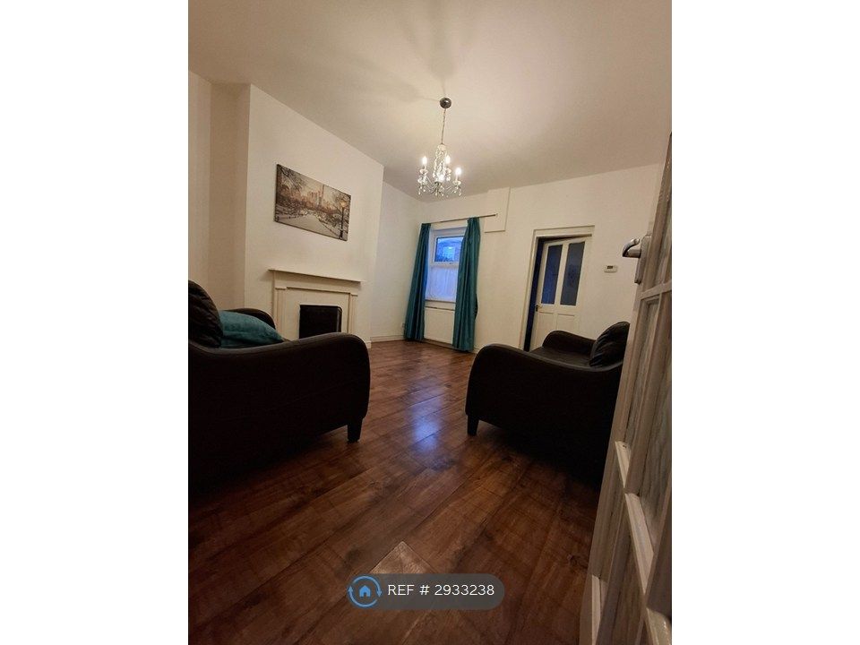 Property photo 1 of 7 Living Room