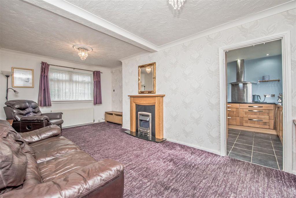 Property photo 2 of 20 Living Room / Dining Area: