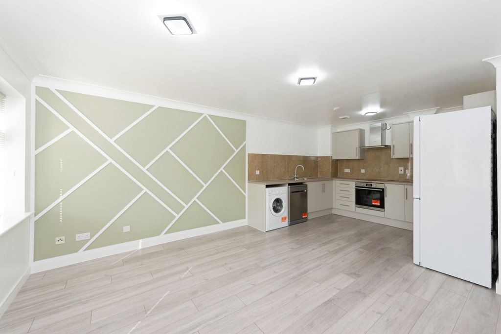 Property photo 2 of 14 Silchester15Of25