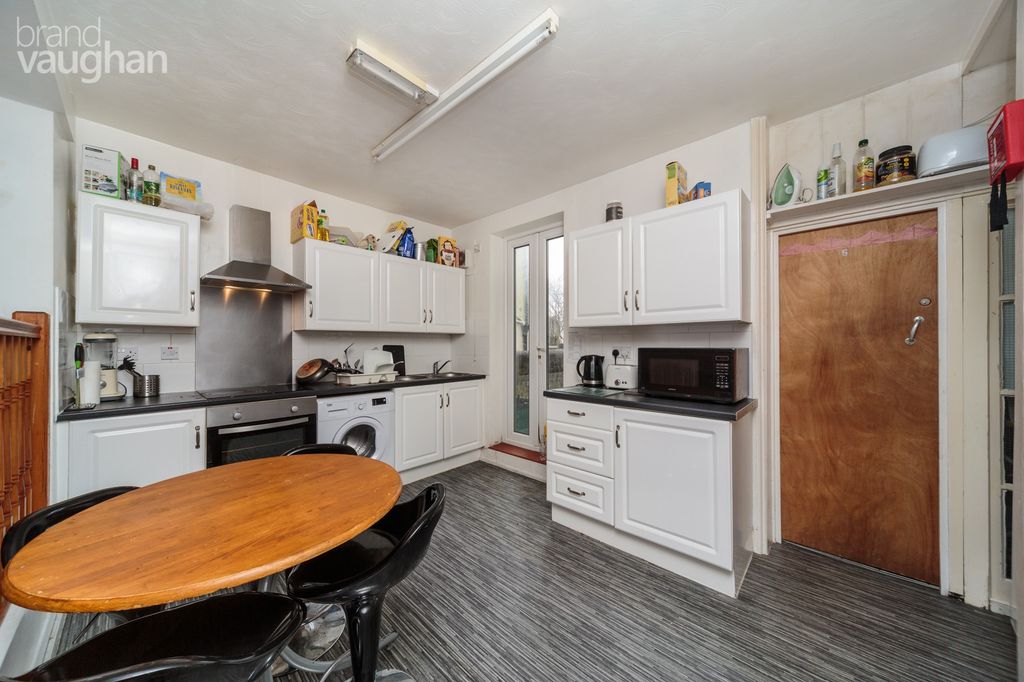 Property photo 2 of 10 Kitchen