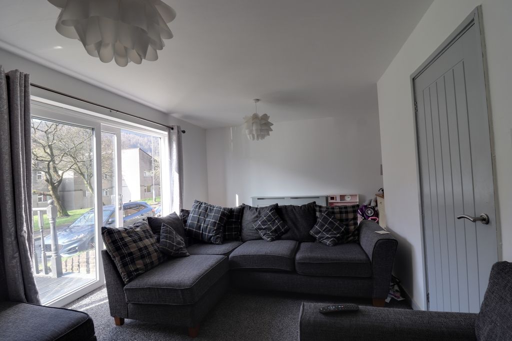 Property photo 3 of 19 Lounge 2