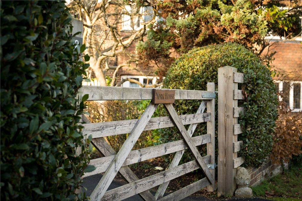 Property photo 2 of 25 Front Gate