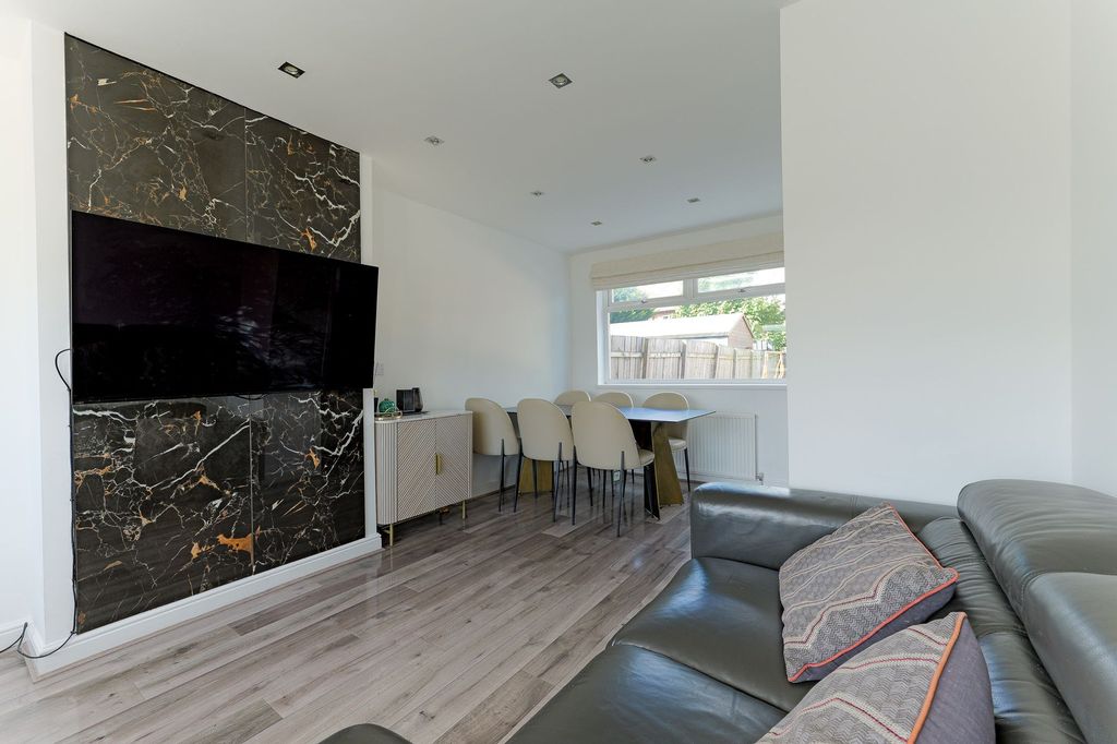 Property photo 3 of 15 Lounge