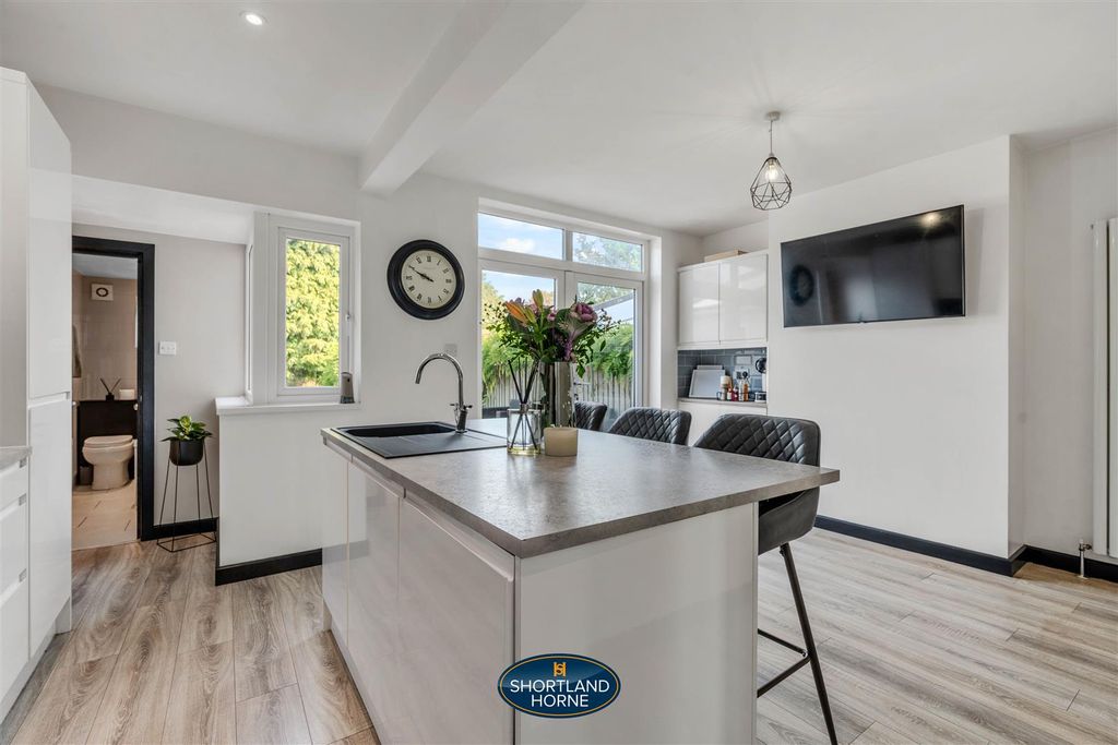 Property photo 3 of 28