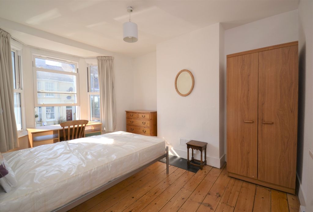 Property photo 3 of 8 Photo 04