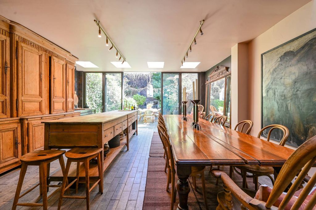 Property photo 2 of 32