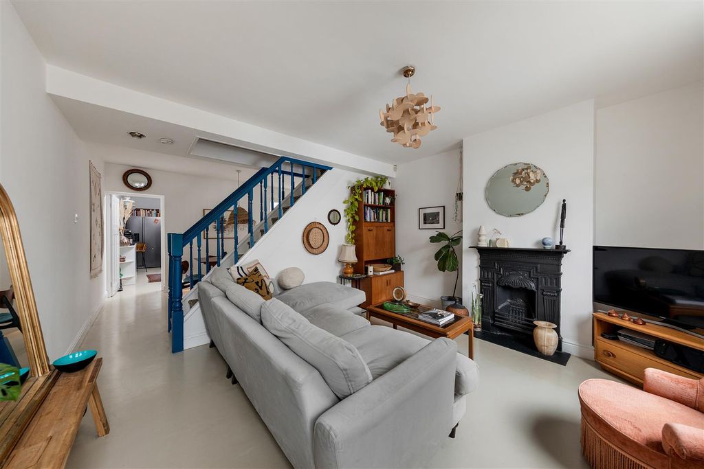Property photo 3 of 27 Stafford Road E7