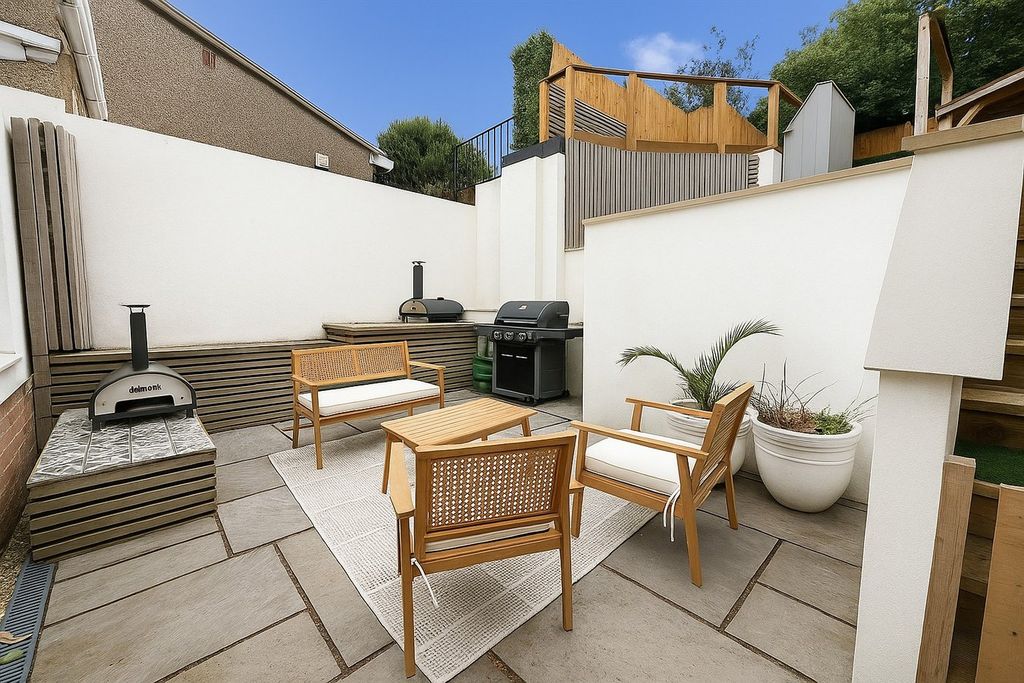 Property photo 2 of 25