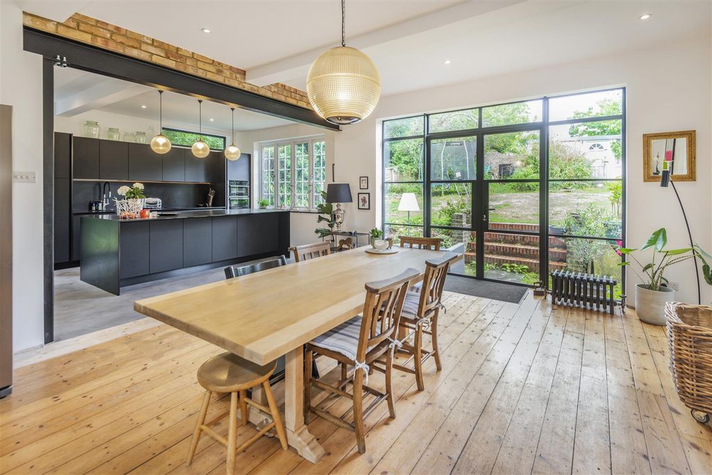 Property photo 2 of 14 8562263-Interior03.Jpg