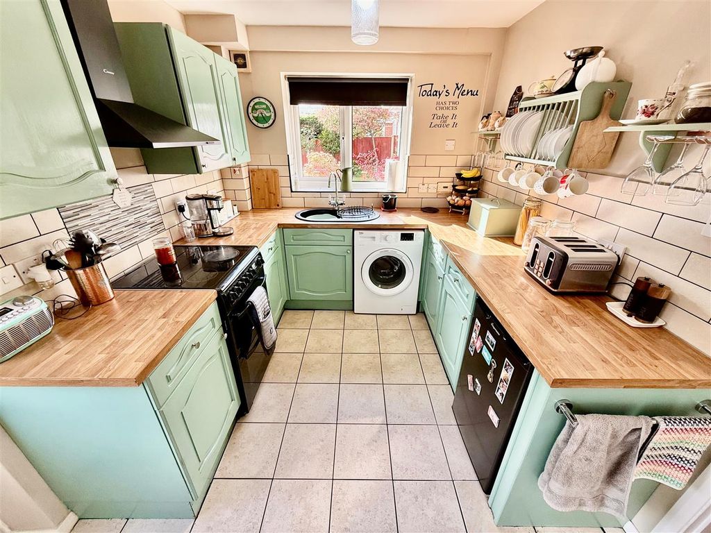 Property photo 3 of 18 Kitchen