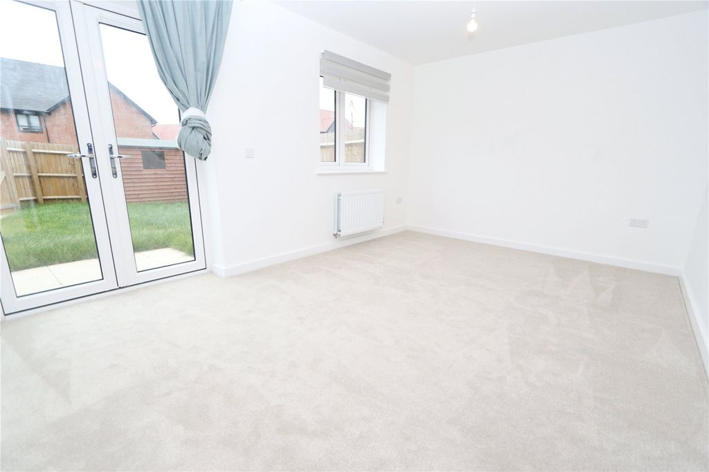 Property photo 2 of 11 Lounge