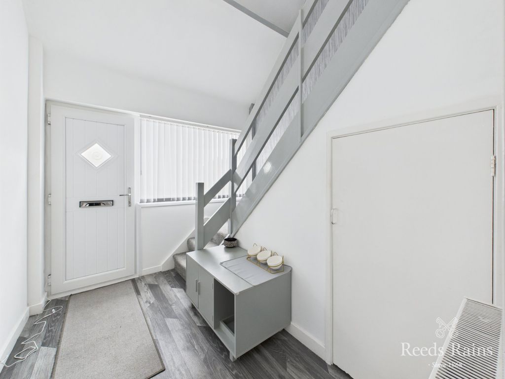 Property photo 3 of 23 Entrance Hallway