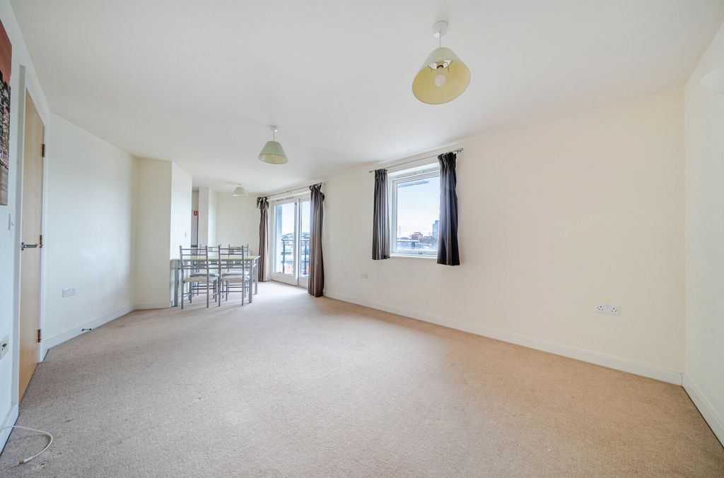 Property photo 2 of 12 1404210-7-6972538...