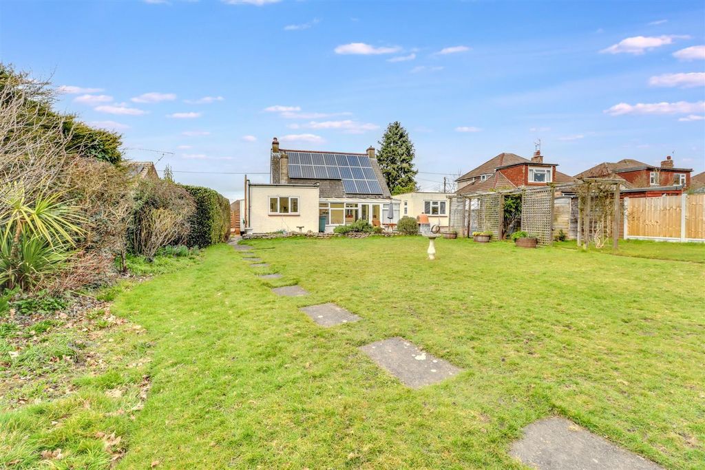 Property photo 3 of 17 3 Glebe Road Wickford-18.Jpg