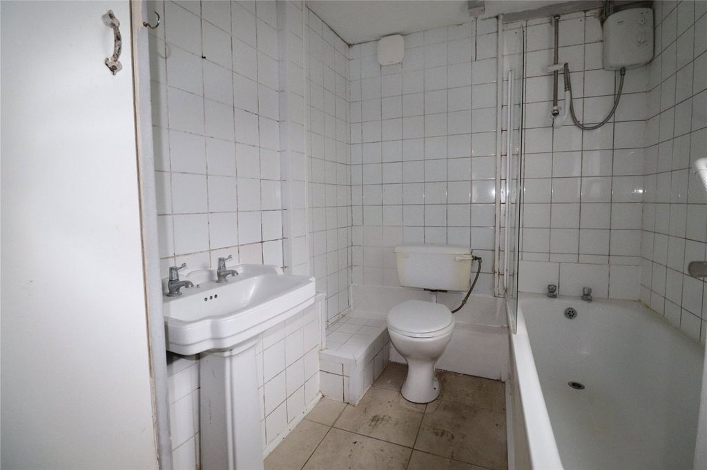 Property photo 3 of 11 Bathroom