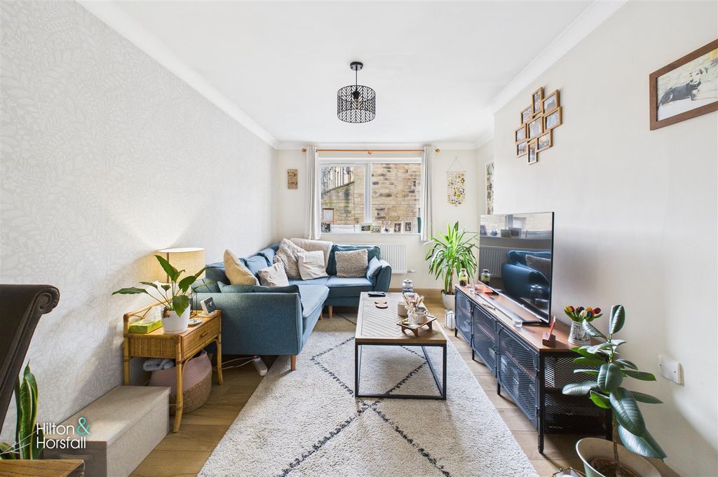 Property photo 3 of 13 Stansfield Close