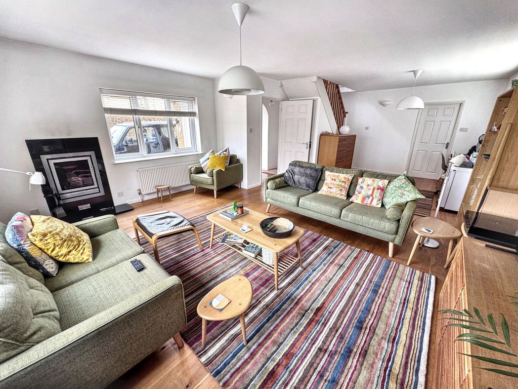 Property photo 2 of 33