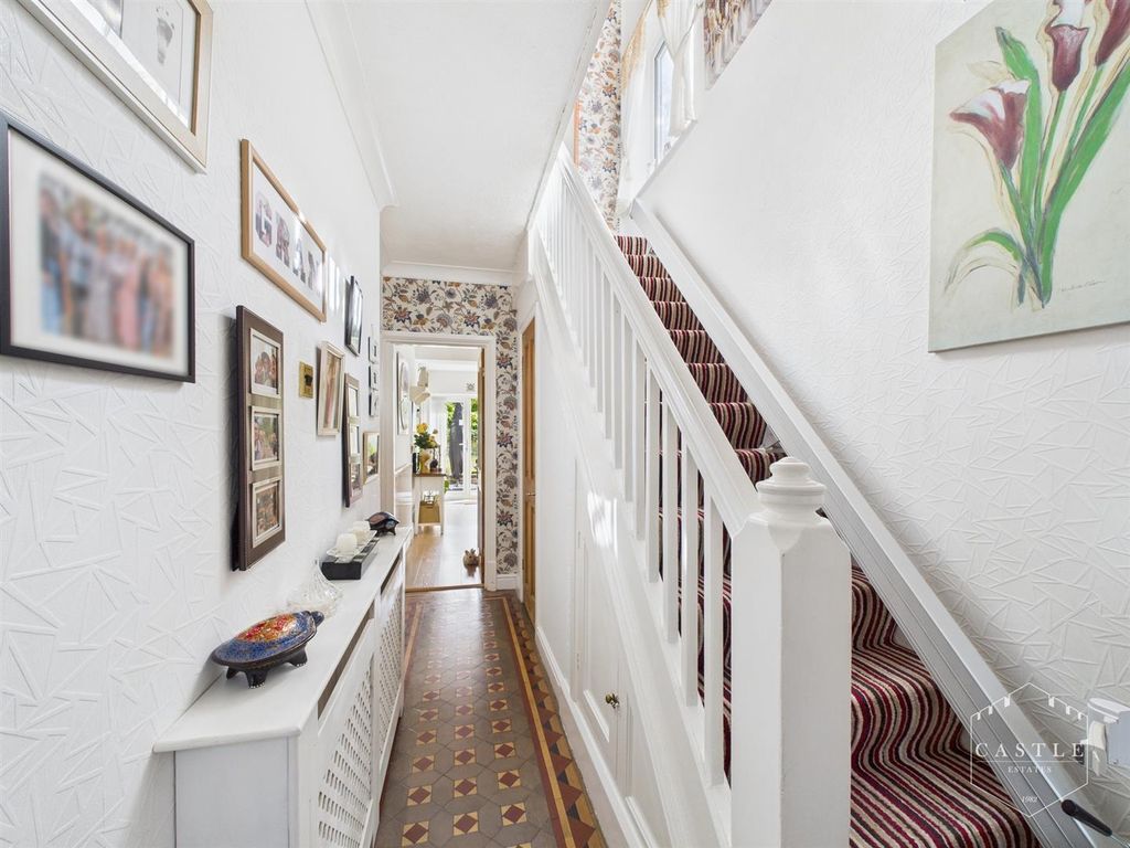 Property photo 3 of 23 Entrance Hall