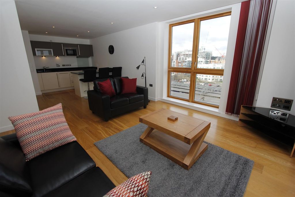 Property photo 1 of 10 Bright Open-Plan Lounge With Large Windows...