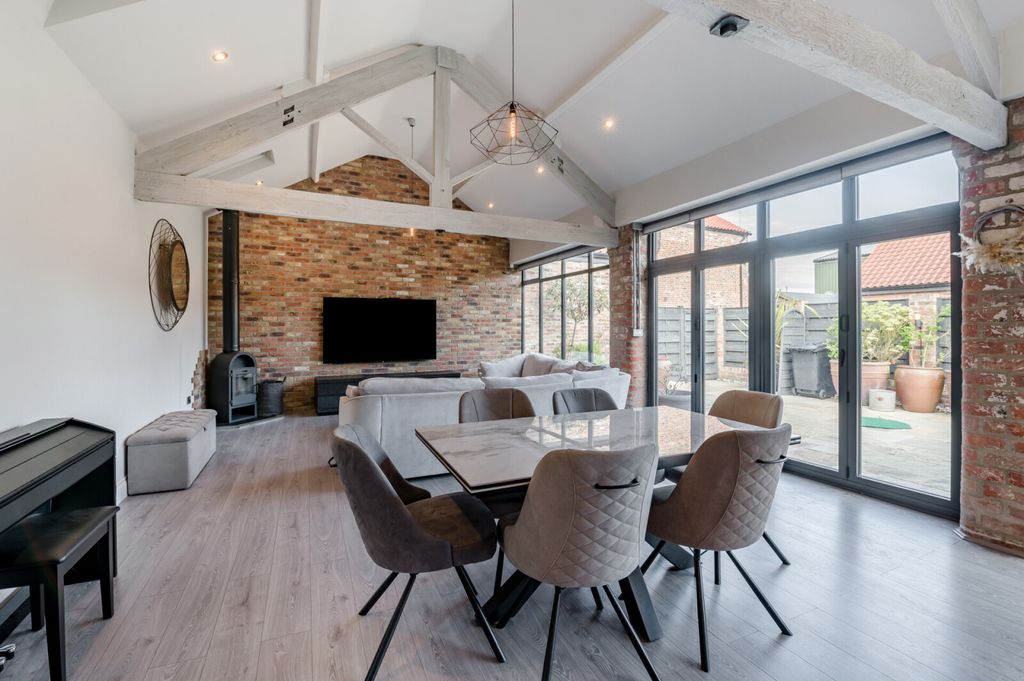 Property photo 3 of 16 Dining/Living