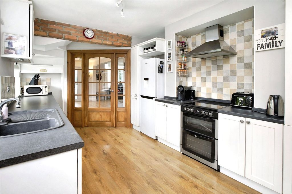 Property photo 3 of 21 Kitchen