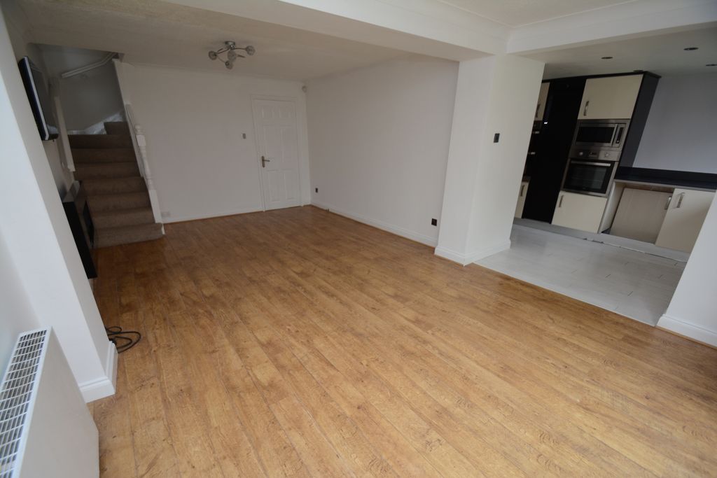 Property photo 3 of 16 Lounge