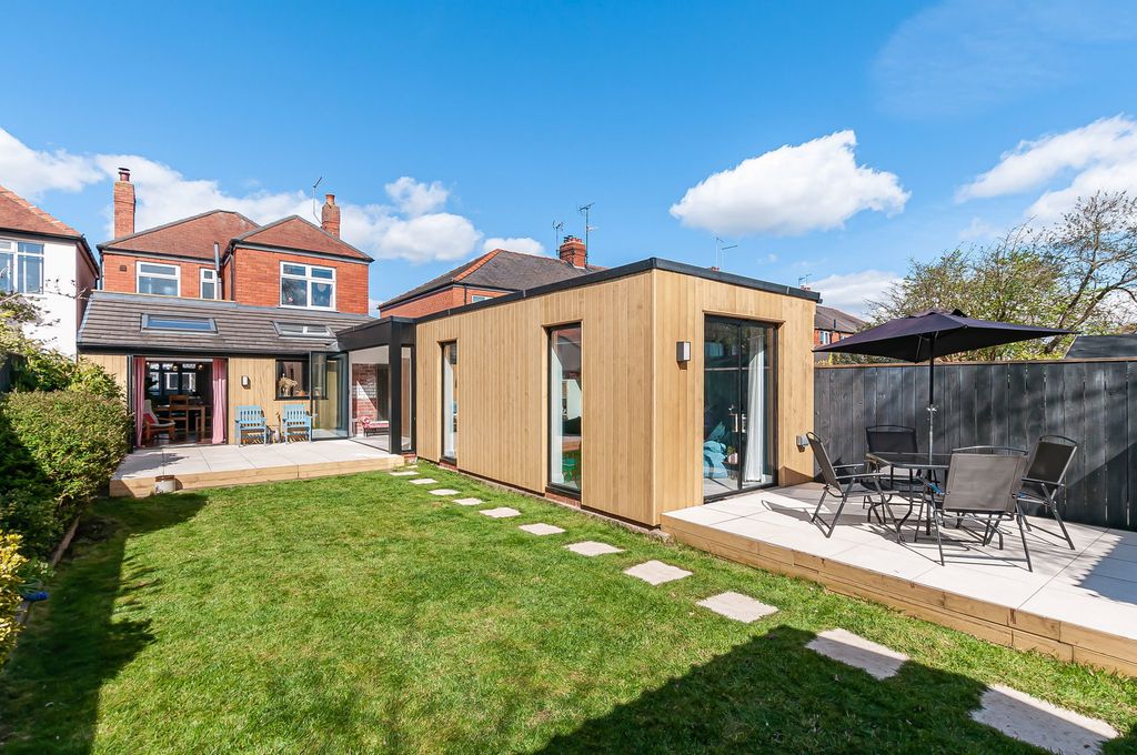 Property photo 2 of 33