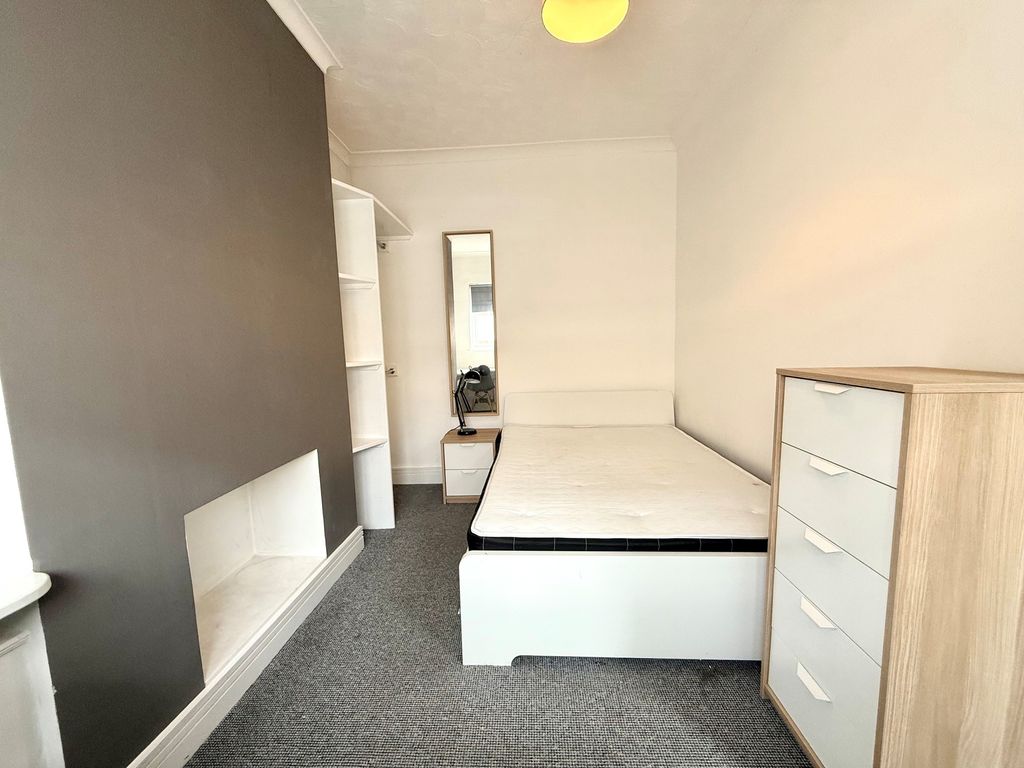 Property photo 1 of 2