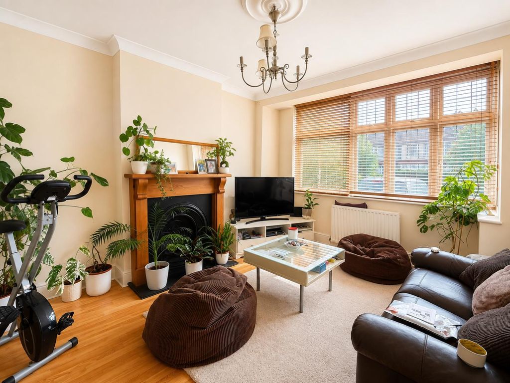 Property photo 1 of 18 Living Room