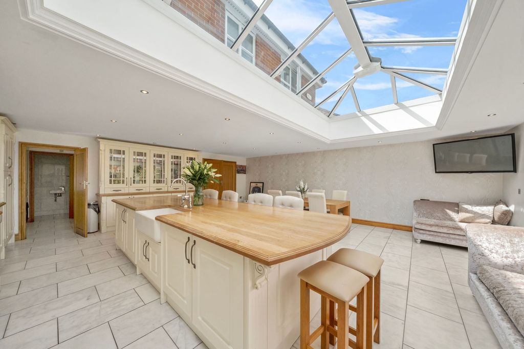 Property photo 2 of 32