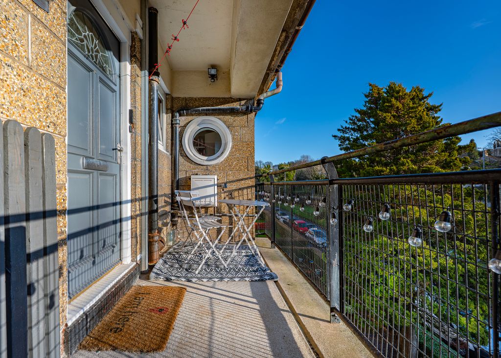 Property photo 2 of 36